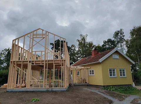 Tillbyggnad till en gul villa