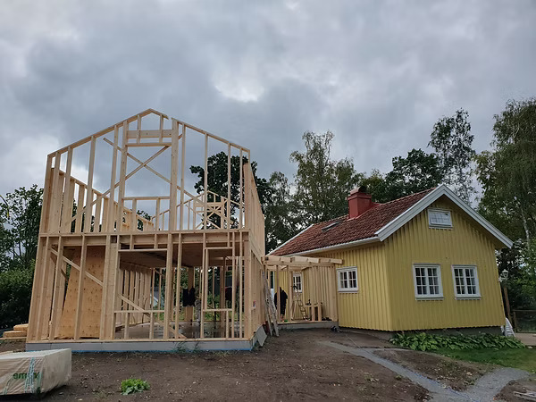 Tillbyggnad till en gul villa